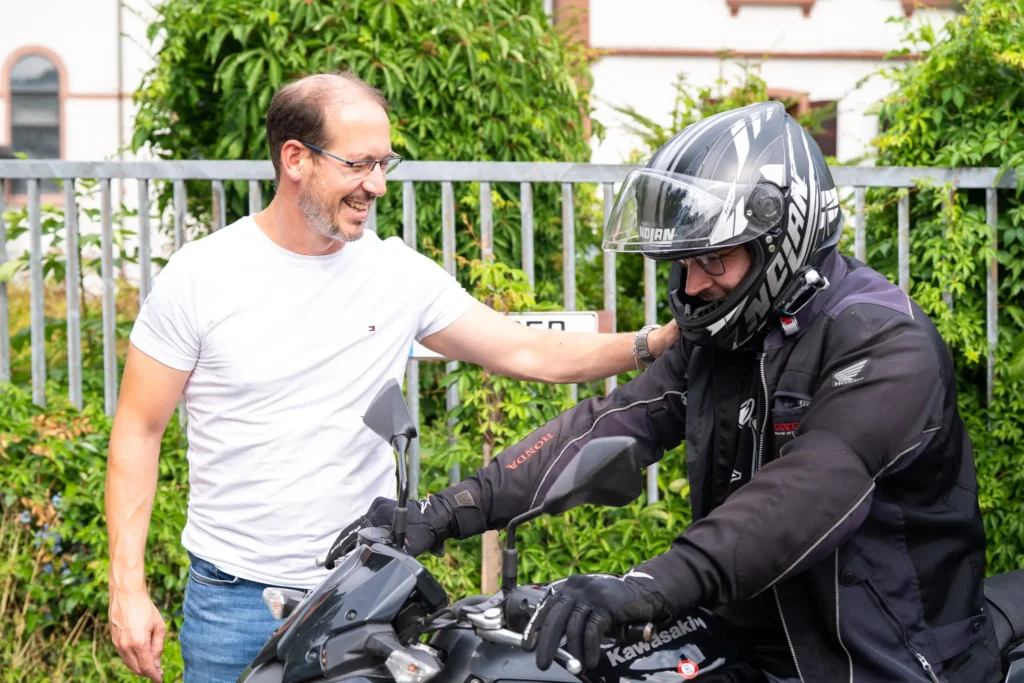 Fahrlehrer Frank bei Fahrstunde für Motorrad