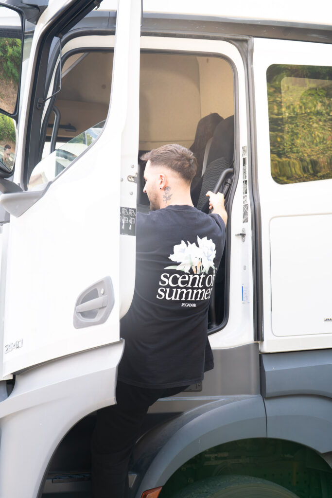 Fahrschüler steigt in LKW ein