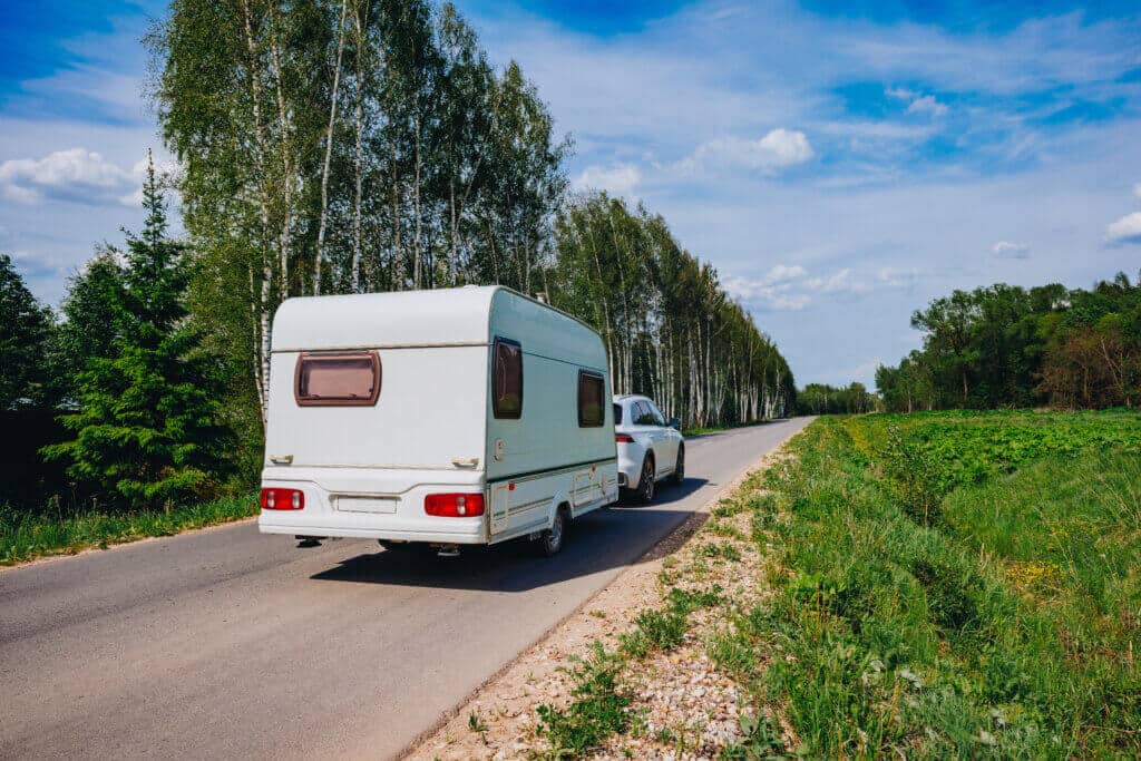 Auto mit Wohnwagen als Anhänger